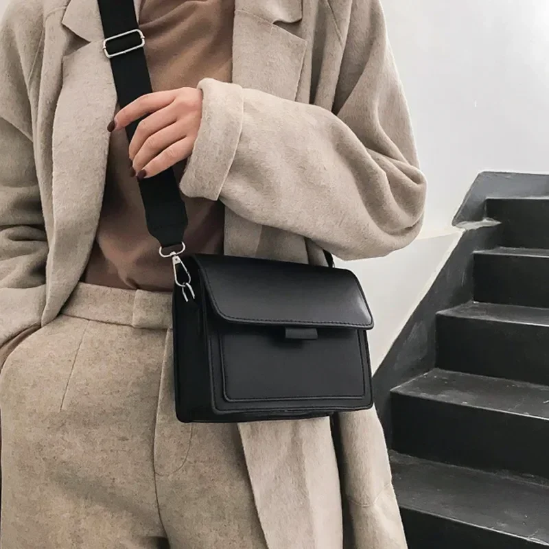 Bayanlar askılı çanta 2024 yeni Trendy geniş omuz askısı/zincir küçük kare çanta kadınlar için Retro rahat basit Flap Crossbody çanta