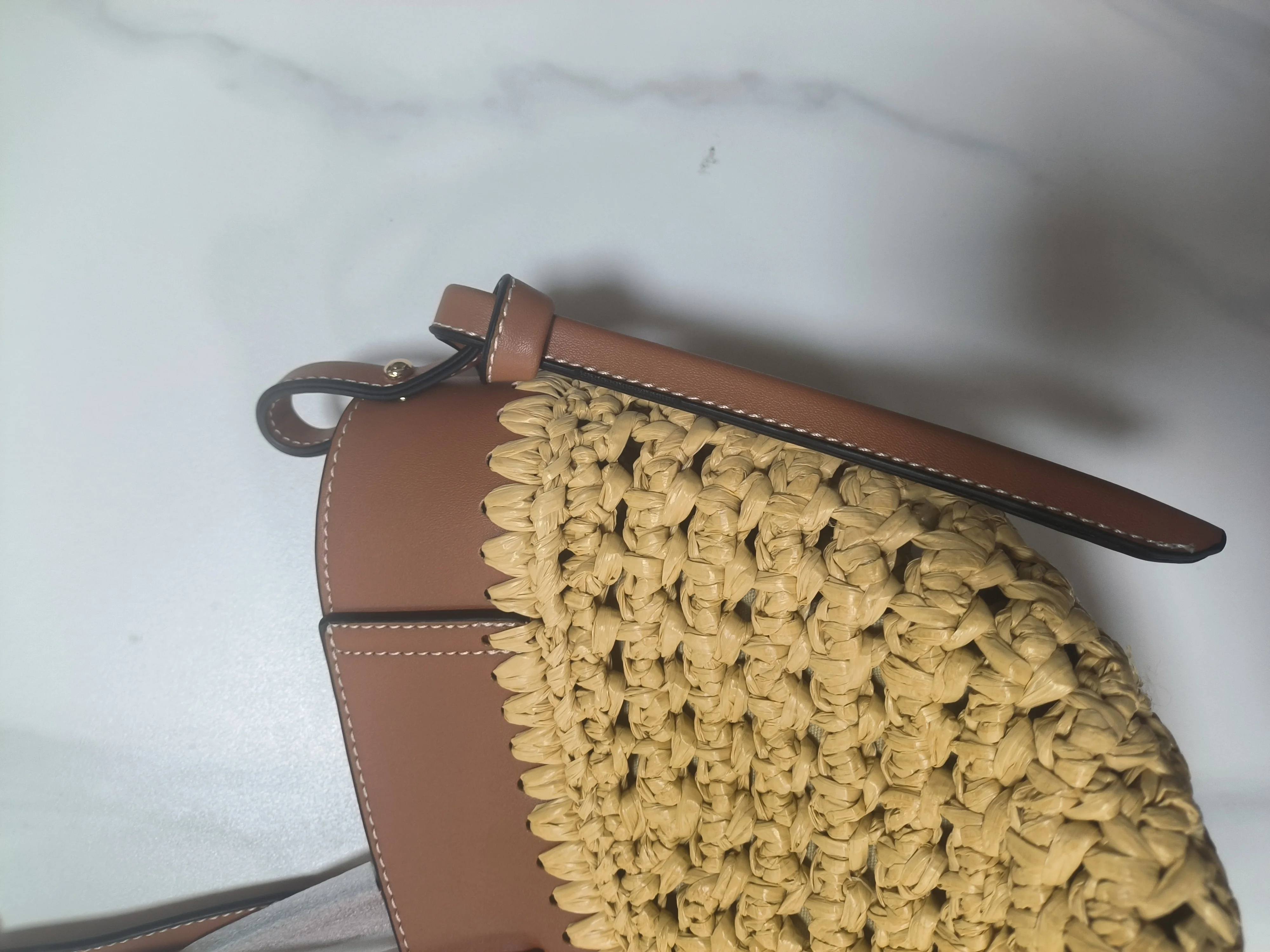Marke Hohl Woven Strand Tasche Nische Mode Schulter Unterarm Tasche Große Kapazität High-end-Nähte Tote Tasche frauen eimer Tasche – Detail 10