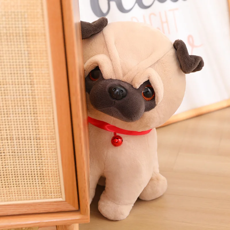 Red Bell Pug Puppy ตุ๊กตาของเล่นตุ๊กตา Squatting สีน้ําตาลการ์ตูนสัตว์ Plushie เช่นจริง Appeasing Sleeping Hug เพื่อนปัจจุบัน