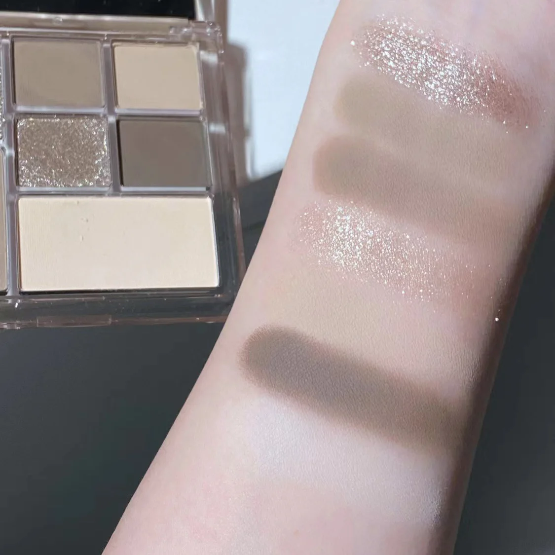 7 色のアイシャドウパレットパーリーグリッターマット仕上げダークグレーベージュカラーアイシャドウミラーポータブル化粧品