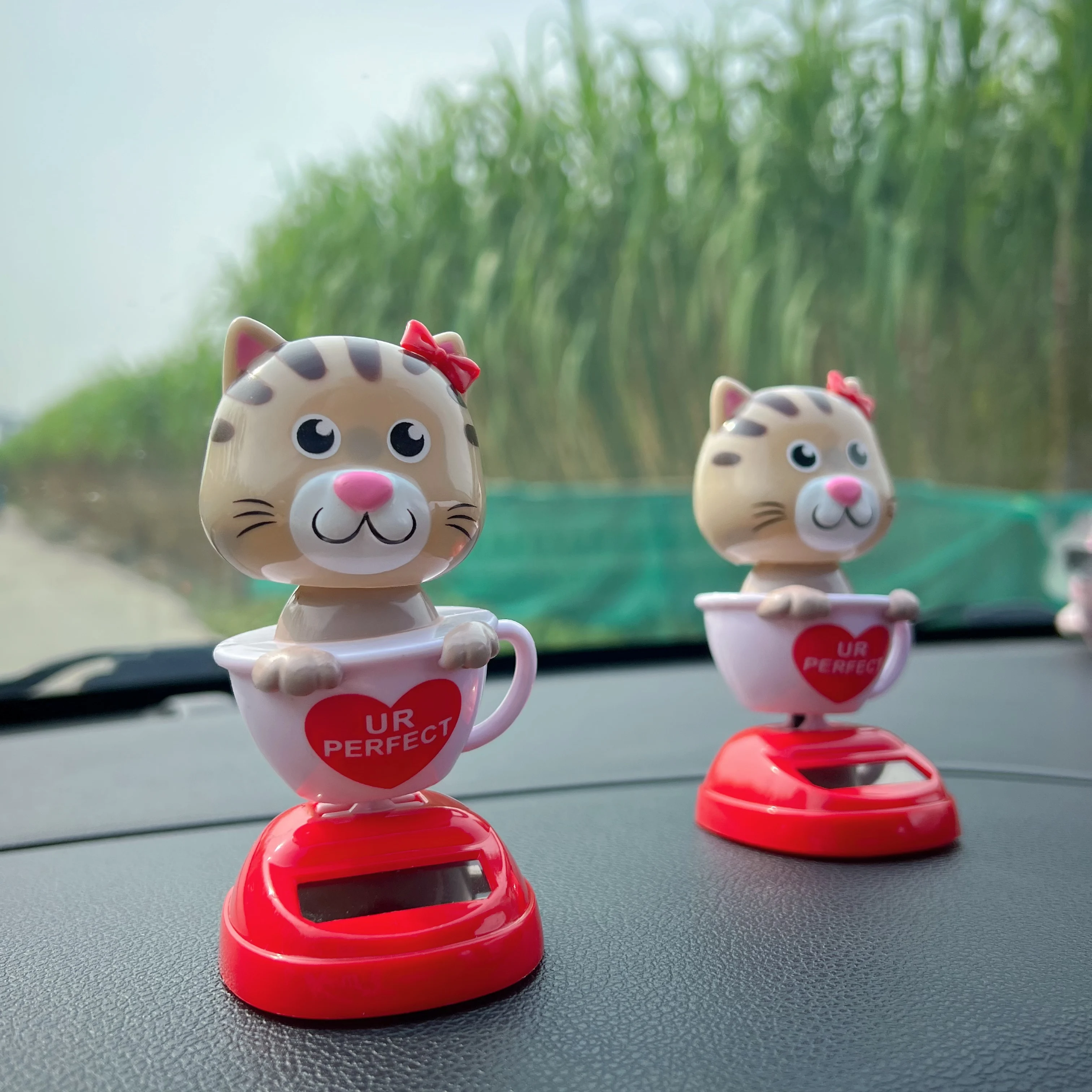 1 PC Car & Home Decoration Creative Mug Style Car Statue with Nodding Cat, Unique Gift for Her, Car Interior & Home Desk Decor