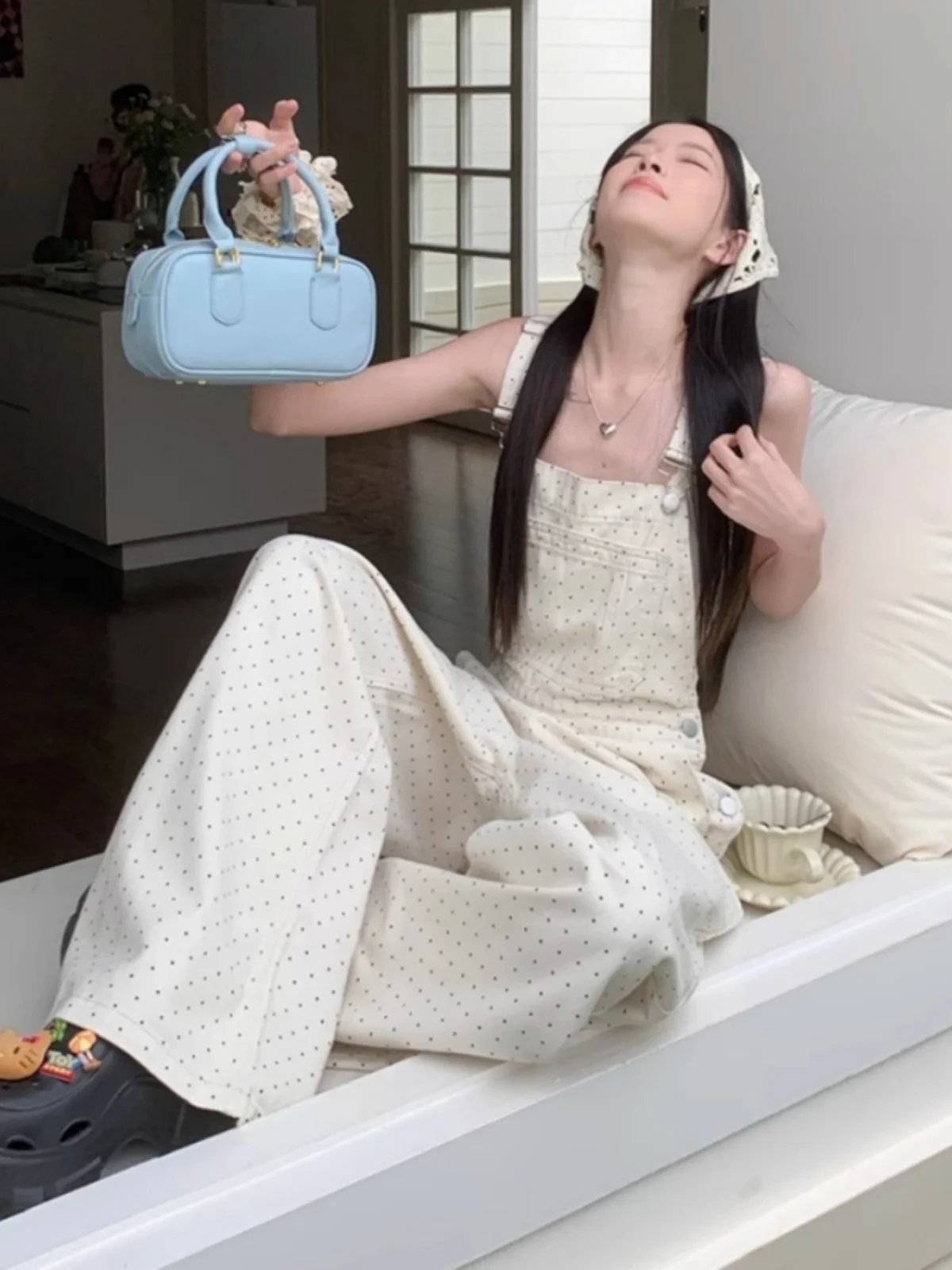 

Стильный джинсовый комбинезон в горошек для женщин: модный, свободный, прямой крой, удлиненный, с высокой талией, из хлопка и полиэстера