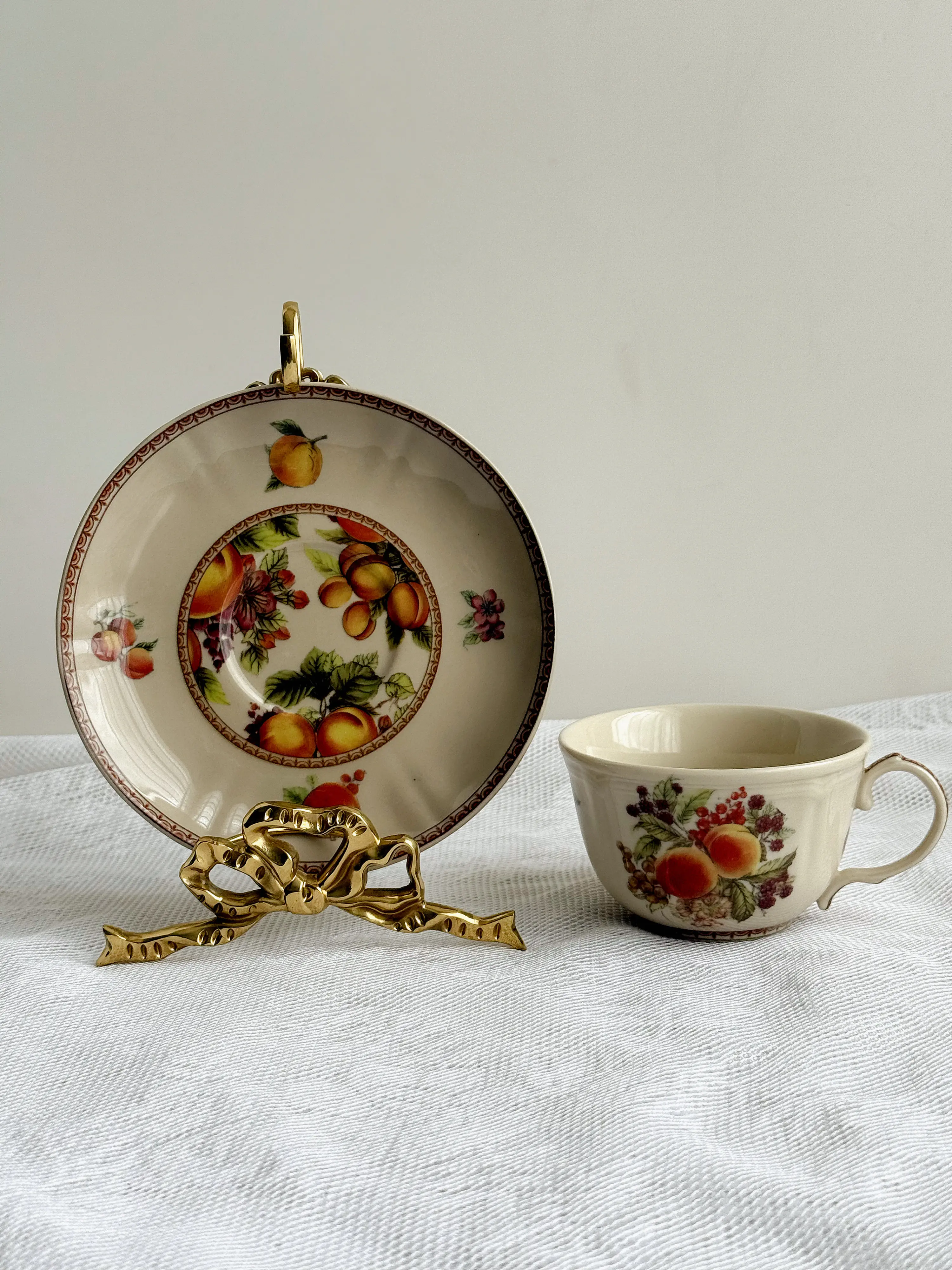 Collector's Edition Royal Fruit Series Peach High Temperature Glazed Color Black Porcelain Coffee Cup Plate