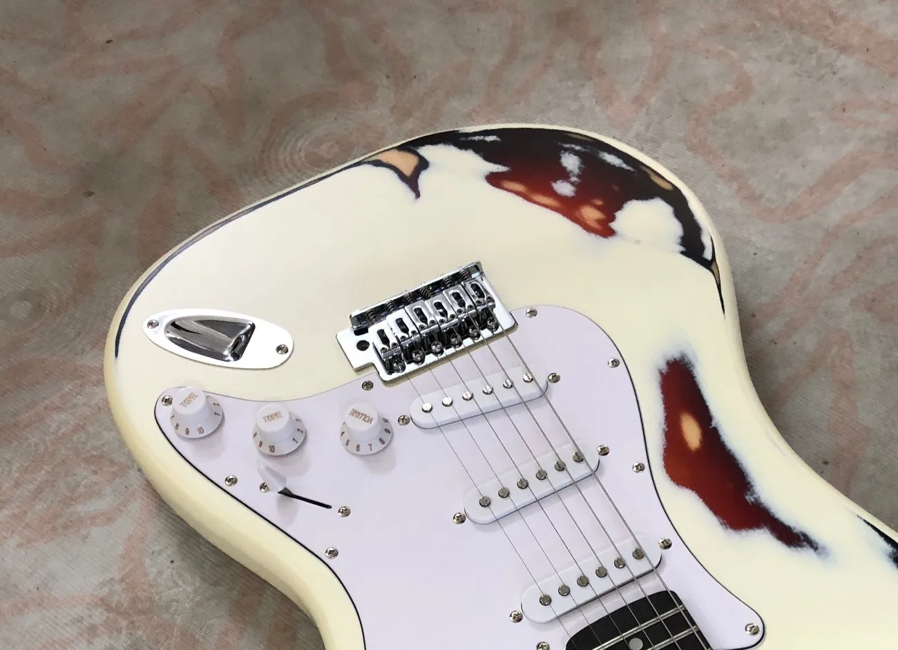 Hot high quality Mesmerizing Aged ream Guitar Unique Burst Distressed Paint White Pickguan guitar