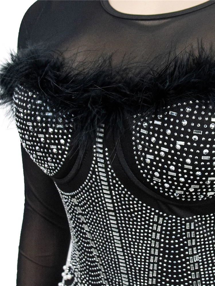 فستان حفلات قصير من HBLL مزين بالترتر اللامع والريش للنساء فساتين أعياد الميلاد مبطنة بالترتر الشبكي اللامع ملابس المشاهير