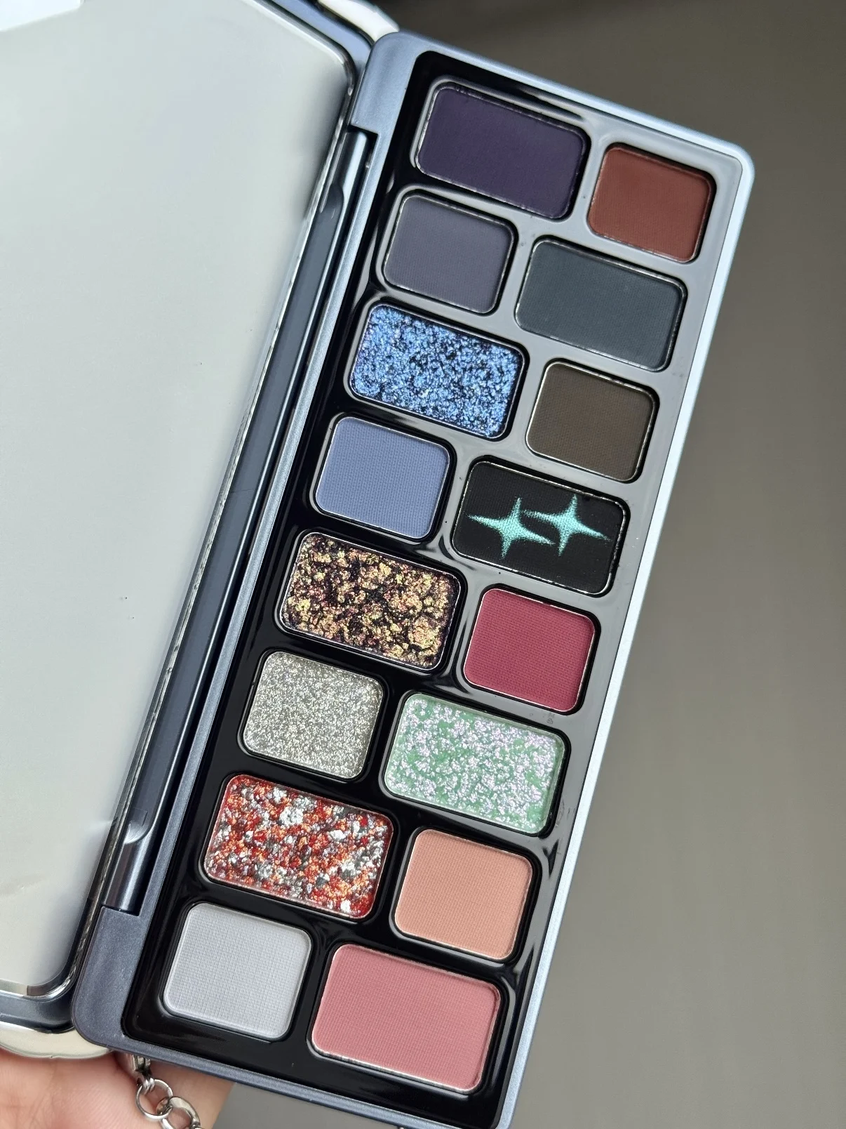 

Qianyan Cheeryep 16 Color Eyeshadow Palette Glitter Chamelon Matte Pearlescent Flash Plate Cowherd Sequins