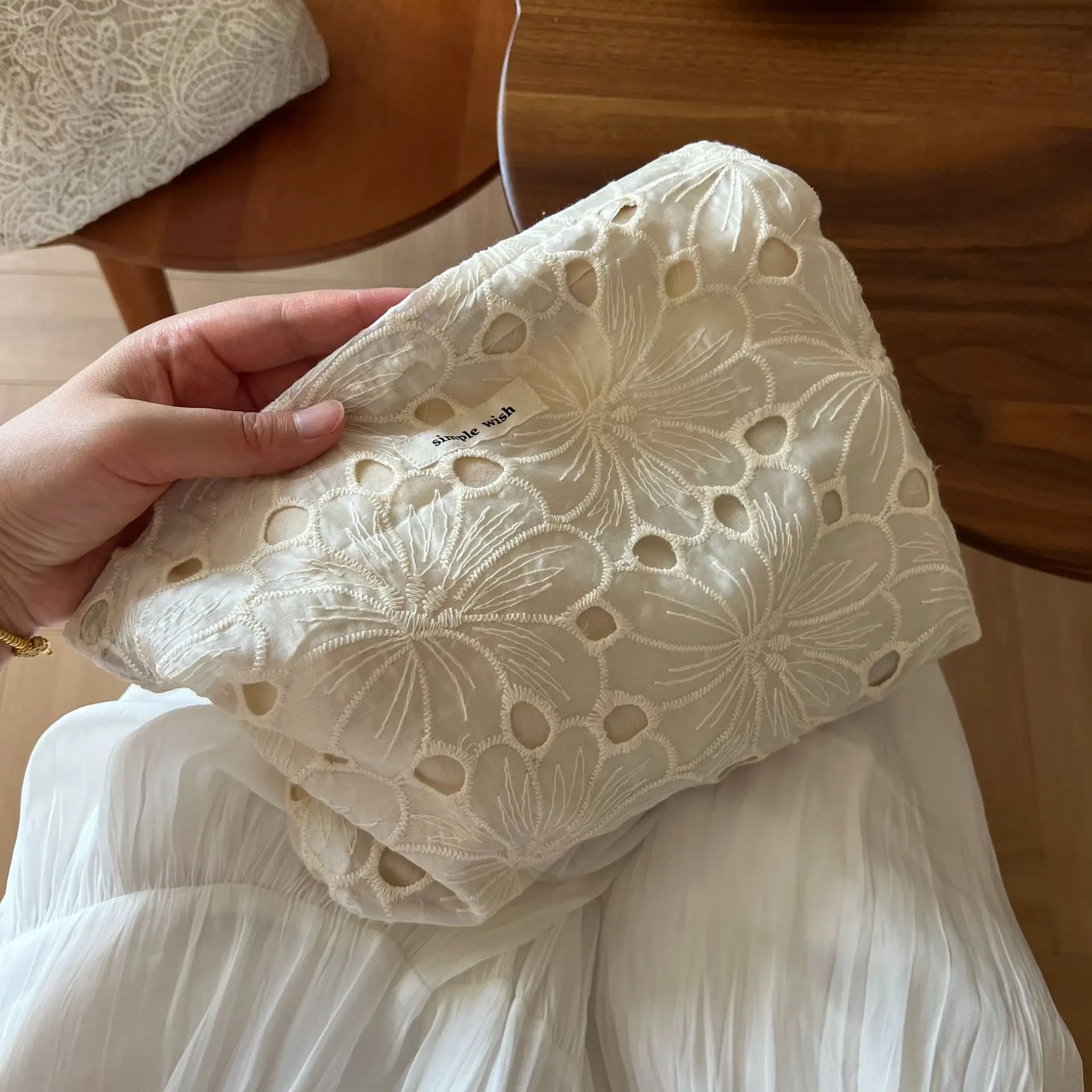 Elegant White Lace Makeup Bag Large Capacity Floral Cosmetic Organizer Portable Travel Toiletry Storage Pouch
