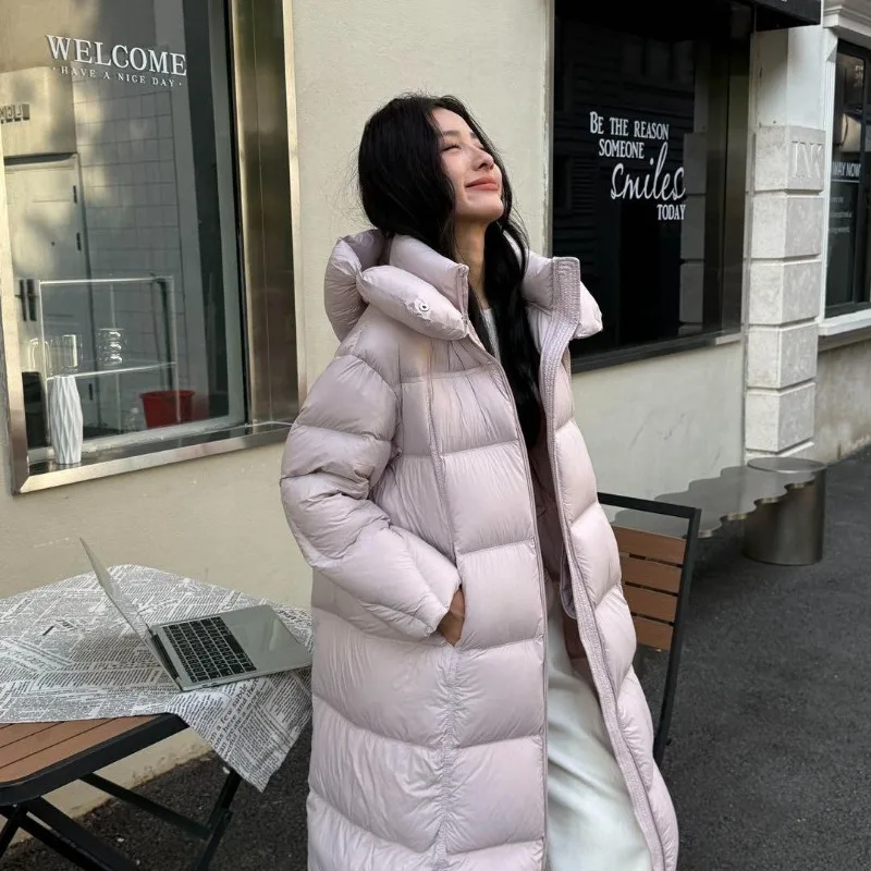 جاكيت شتوي جديد منفوخ بتصميم كوري فضفاض وعصري، معطف طويل سميك من ريش البط الأبيض مع غطاء للرأس مقاوم للرياح
