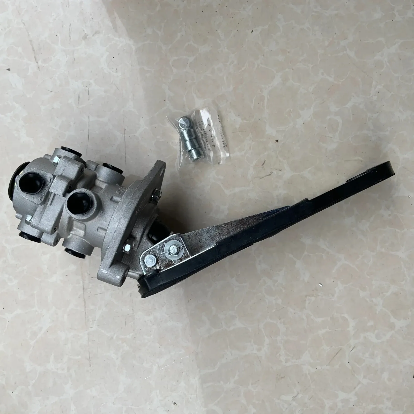 Foot Brake Valve For ISUZU NISSAN UD MITSUBISHI FUSO Heavy Duty Truck