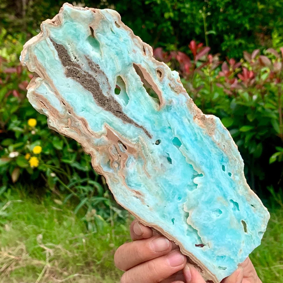 Ein einzigartig geformter Mineralschliff, ein Kristallkunstwerk im Bohemian-Stil, Dekoration für Zuhause und Büro, Aquarienpflanzer mit Kies.