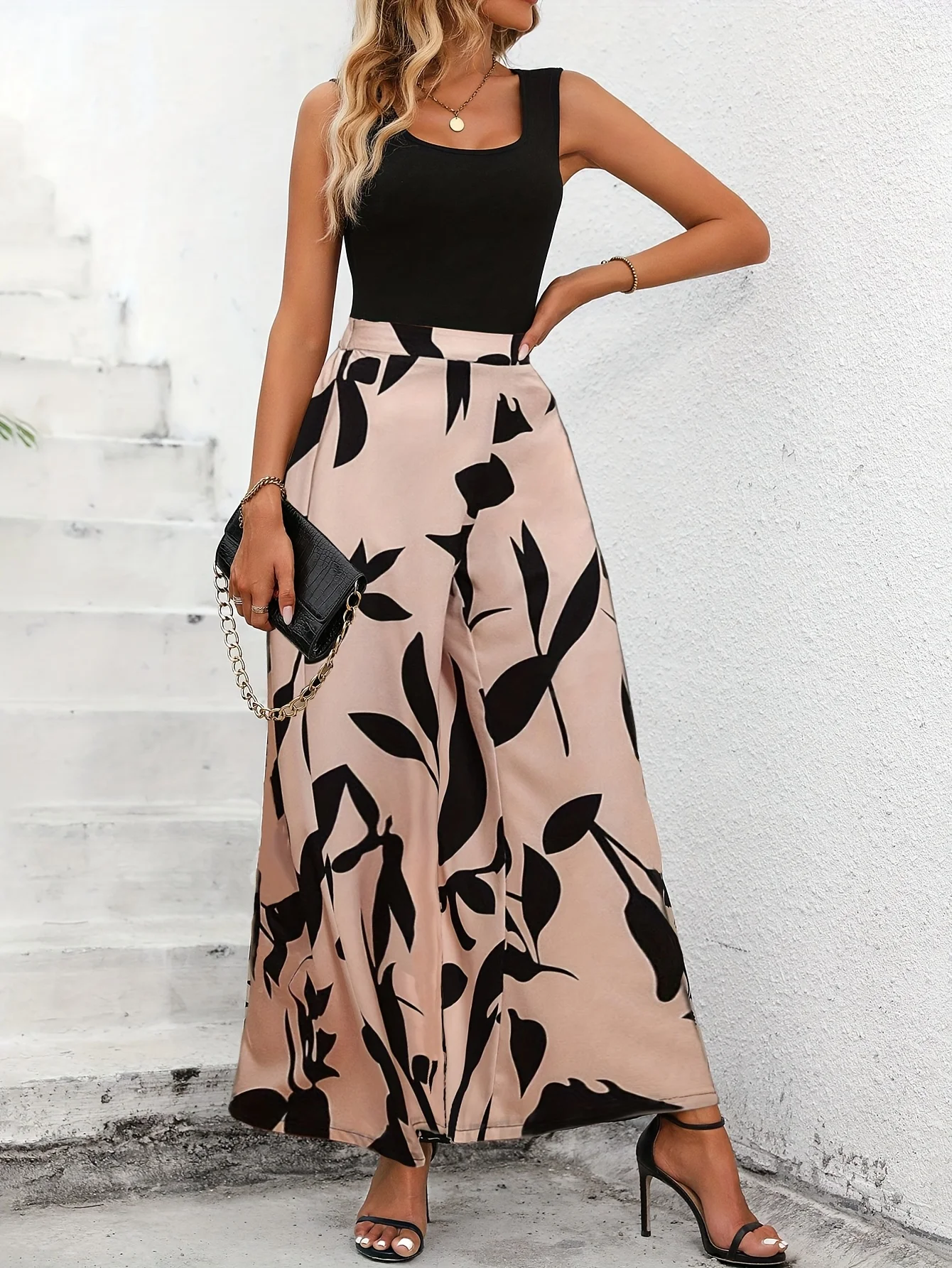 

Стильный комплект с принтом листьев идеально подходит для повседневной повседневной носки или отдыха. Комплект из двух предметов включает трикотажную футболку и брюки.