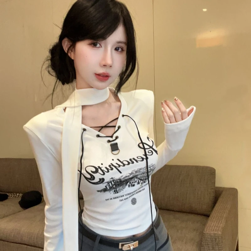 

Короткая футболка приталенного кроя с буквенным принтом для пикантных женщин с висячим воротником и базовым верхом