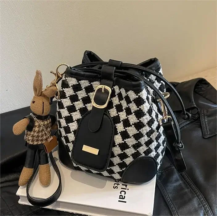 

2025 Новинка! Женская стеганая сумка-мешок нишевого дизайна в стиле ретро с бриллиантами, высокое качество для поездок на работу, модная и универсальная.