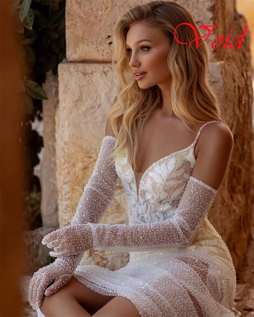 Vestidos de novia de tul blanco personalizados, elegantes, sin tirantes, tirantes finos, vestido de novia con cuentas, tren capilla, vestido con cremallera en la espalda