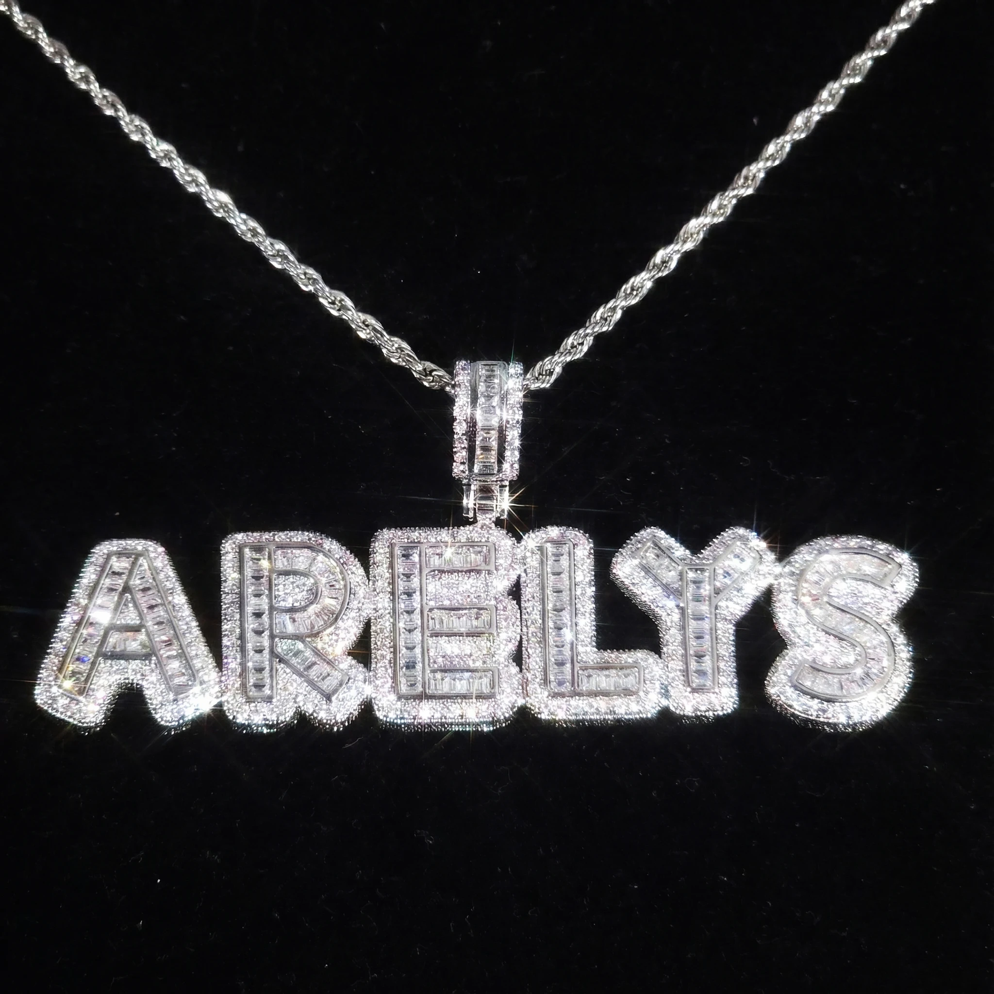 

Ожерелье с именем Iced Out на заказ, выложенное Baguettecz, роскошный персонализированный сверкающий кулон с буквами для женщин и мужчин, подарок в стиле хип-хоп, ювелирные изделия