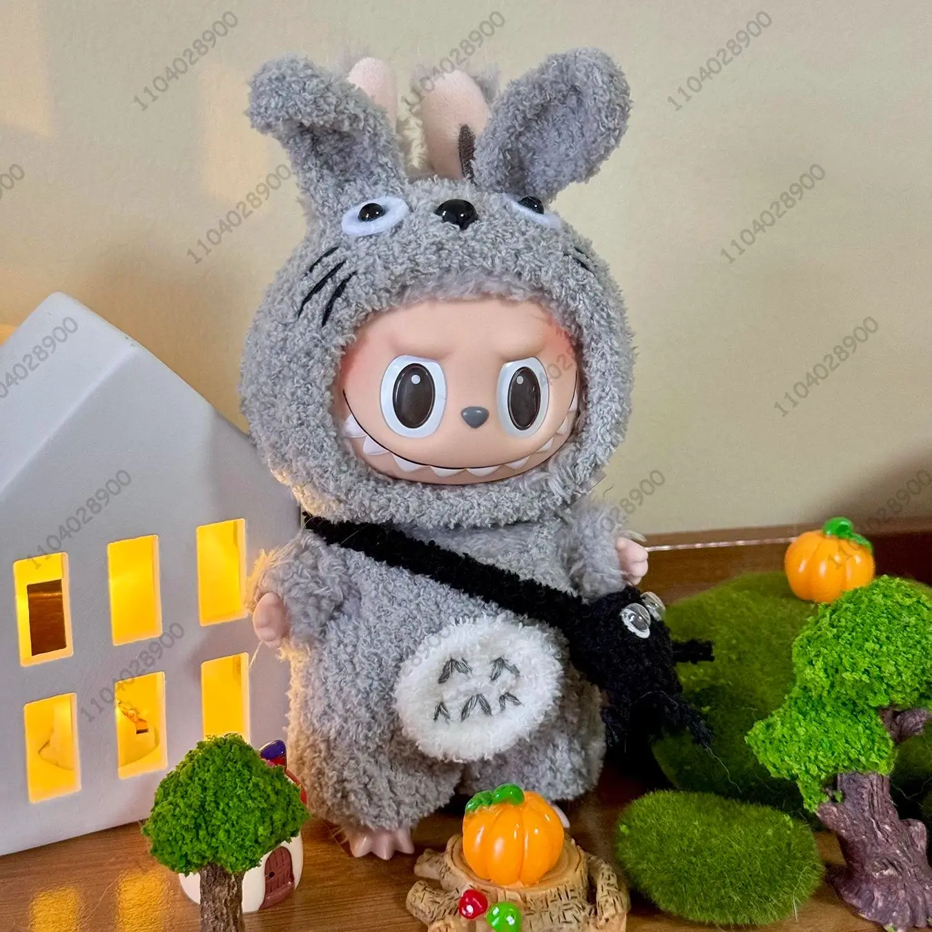 Labubu o monstro dos desenhos animados totoro traje roupas boneca de vinil figura ação 1:1 réplica saco charme pingente presente