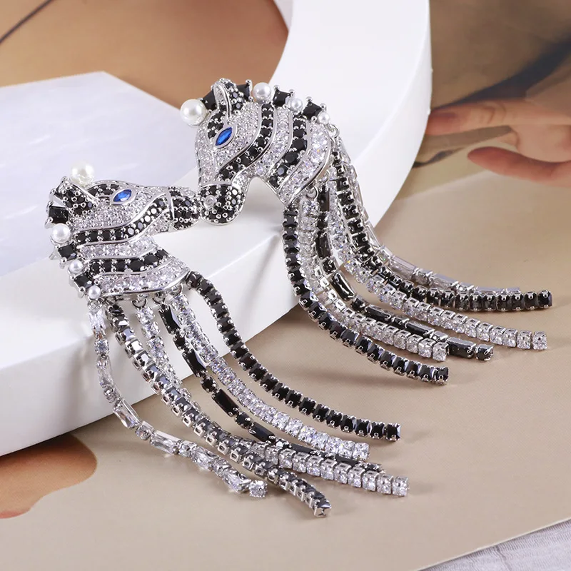 

Creative Personality Stereoscopic Zebra Head Fringe Fashion Flash Diamond Earrings Women