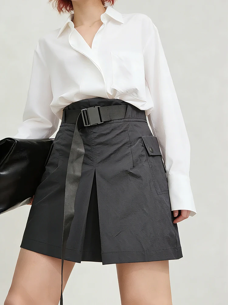 Damen High-Waist A-Linien-Shortsrock mit verstellbarem Gürtel, Seitentaschen & Schlitz am Saum – Schwarzes, vielseitiges Outfit für die legere Bürodame – Detail 1