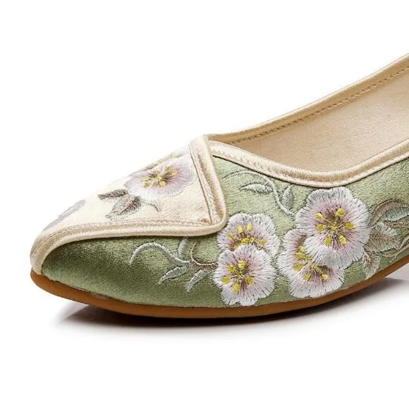 Women Pointed Toe Embroidered Slip on Pumps Chinese Style Spring Summer Dress Shoe Ladies Vintage Cheongsam Shoes