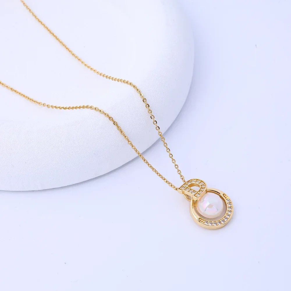 قلادة جميلة للنساء - تصميم حرف D من اللؤلؤ عبر الحدود مع ترصيع الزركون الفاخر، فكرة هدية أنيقة، لو من الفولاذ التيتانيوم