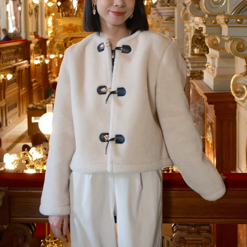 

Женское короткое пальто из искусственной овечьей шерсти на пуговицах, милая и теплая зимняя куртка.