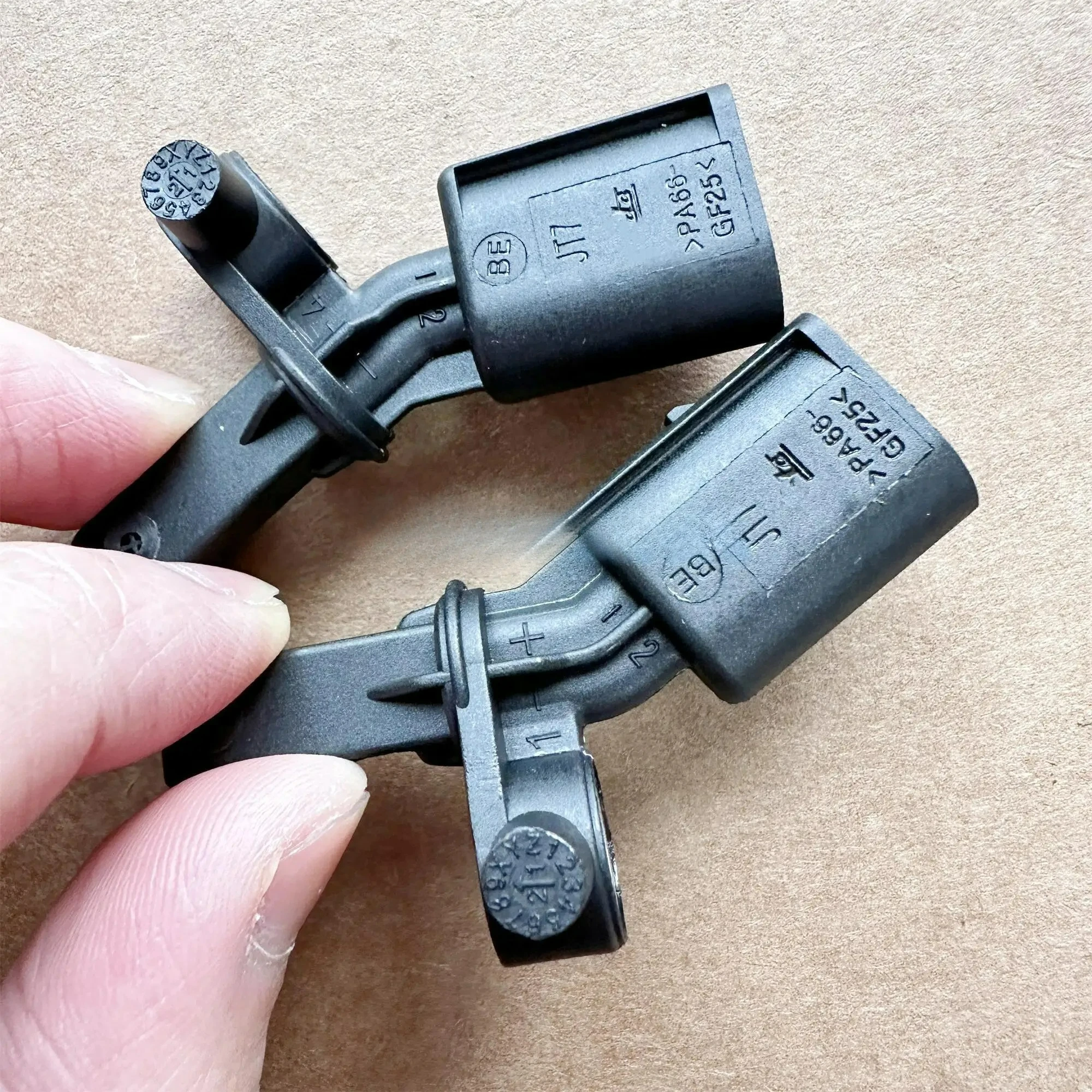 

Датчик ABS WHT003856 WHT003857 WHT003858 WHT003859 WHT003862 WHT003863