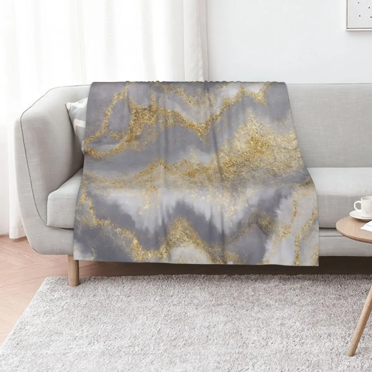 Manta decorativa de color blanco geode sobre fondo gris invernal, ideal para sofás y camas. Mantas de diseño moderno, polares, hermosas, perfectas como regalo de Navidad.