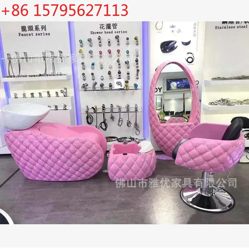 

Новая парикмахерская с креслом-мойголовкой из стекловолокна, креслом для стрижки, столом с зеркалом и сиденьем-мойголовкой.