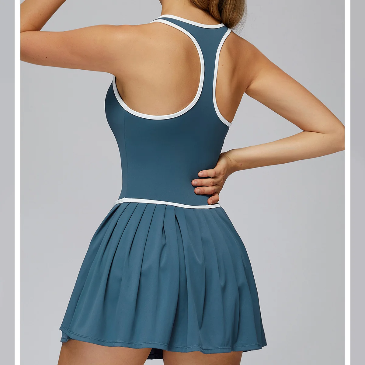 فستان اليوغا للياقة البدنية للنساء من قطعة واحدة فستان التنس برقبة على شكل V وظهر متسابق مدمج في حمالة صدر مع جيوب داخلية منفصلة فستان رياضي