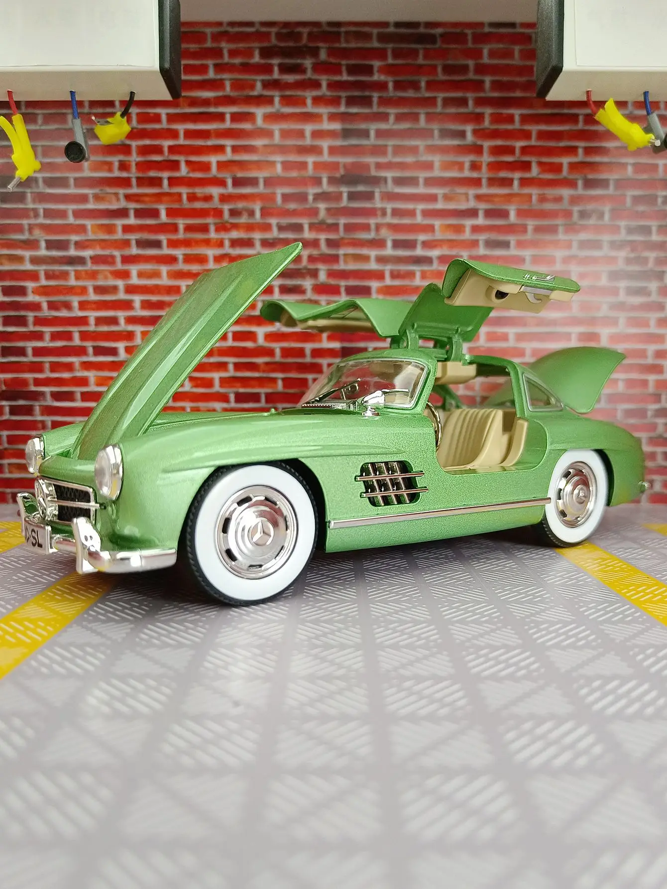 Modelo de coche de aleación 1:24 300SL, colección de adornos acústico-óptico, juguetes para niños, puerta se puede abrir, mano de obra fina