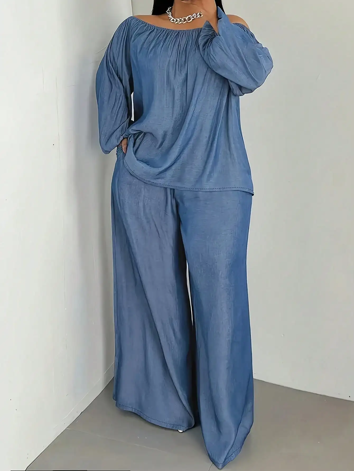 

Комплект из двух предметов: топ с открытыми плечами и длинными рукавами и брюки с широкими штанинами — повседневный свободный крой, синий