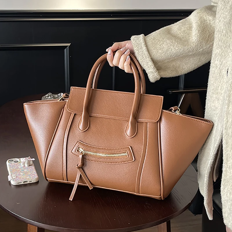 

2025 Winter New Trendy Fashion Versatile Large-Capacity Shoulder Crossbody Bag High-End Commuter Handbag Minimalist Tote Bag