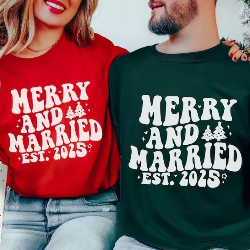 Feliz y casado Est 2025 Sudadera Navidad Boda a juego Parejas recién casadas Parejas de Navidad Sólo casado Sudadera con capucha navideña