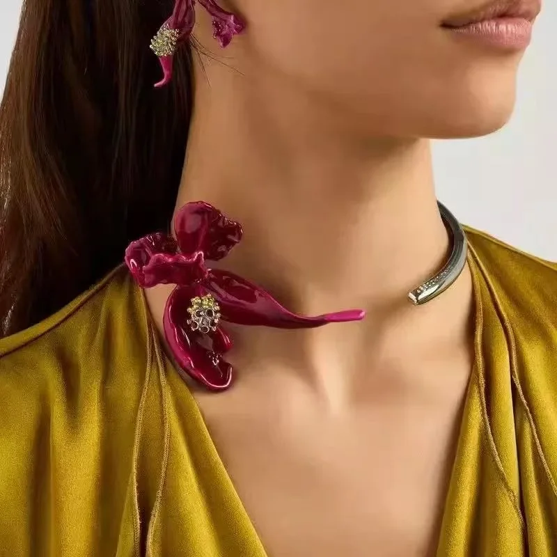 

European American Heavy Duty Retro Metal Enamel Iris Flower Open Choker Luxury High Sense Clavicle Chain Fashion Neck Jewelry