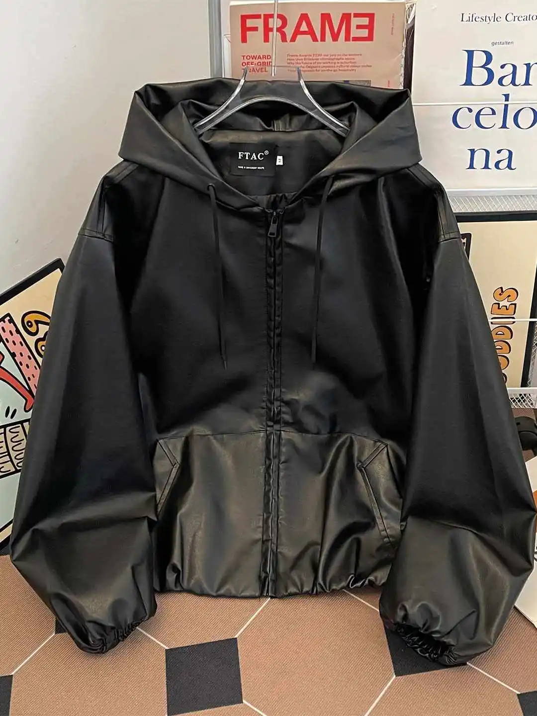 سترة نسائية بغطاء للرأس على الطراز القوطي الأسود سترة جلدية معطف عتيق للمراهقين Y2k ملابس خارجية كبيرة الحجم موستانج ملابس 2000s لخريف 2025