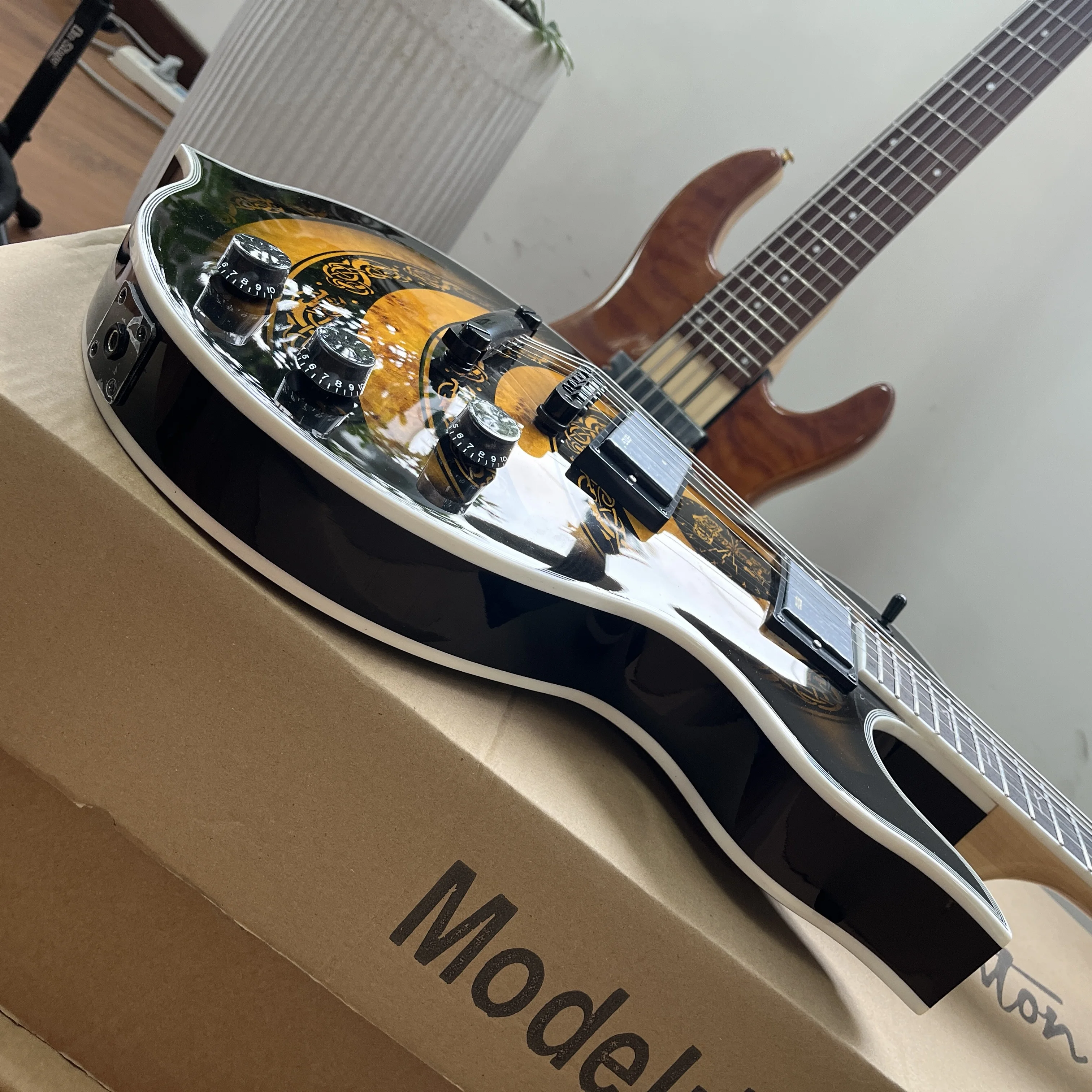 Alien Solid-Body Electric Guitar, Black And Gold Gradient Burl Wood Veneered, Featuring Retro Gold Engraving Patterns, High-Gloss Finish, Dual Pickup System, Black Metal Pickups, Suitable For Heavy Metal And Hard Rock.Free Shipping