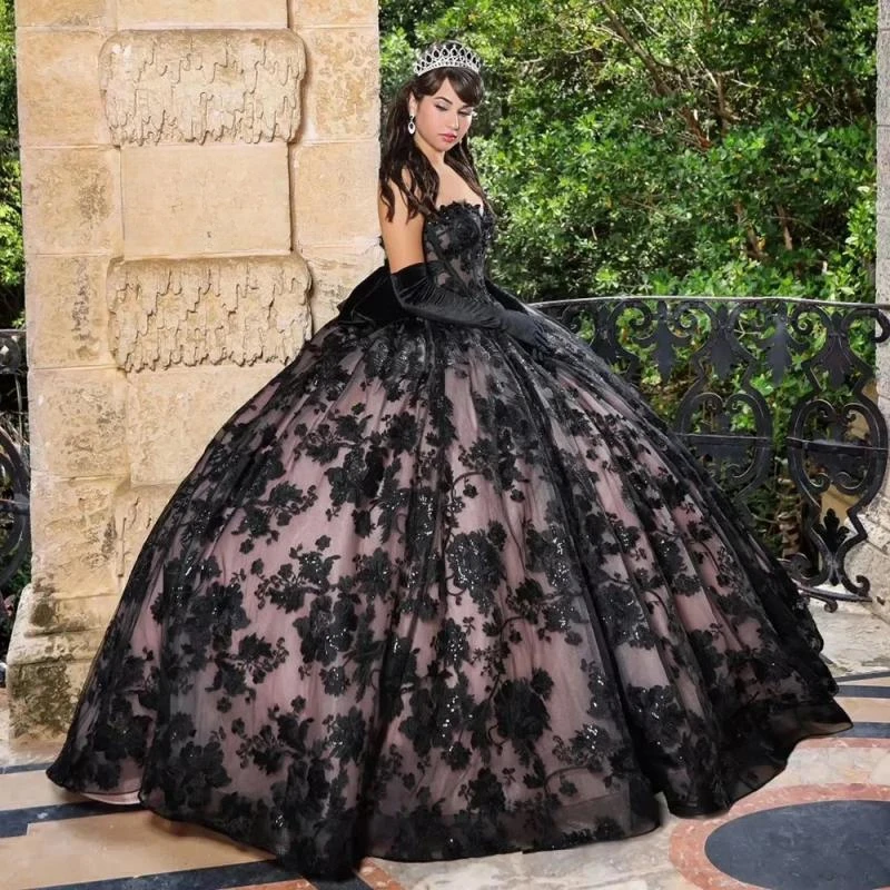 Vestido De baile De encaje con apliques De lentejuelas negras, quinceañera, ilusión De corazón, corsé, 15 Años