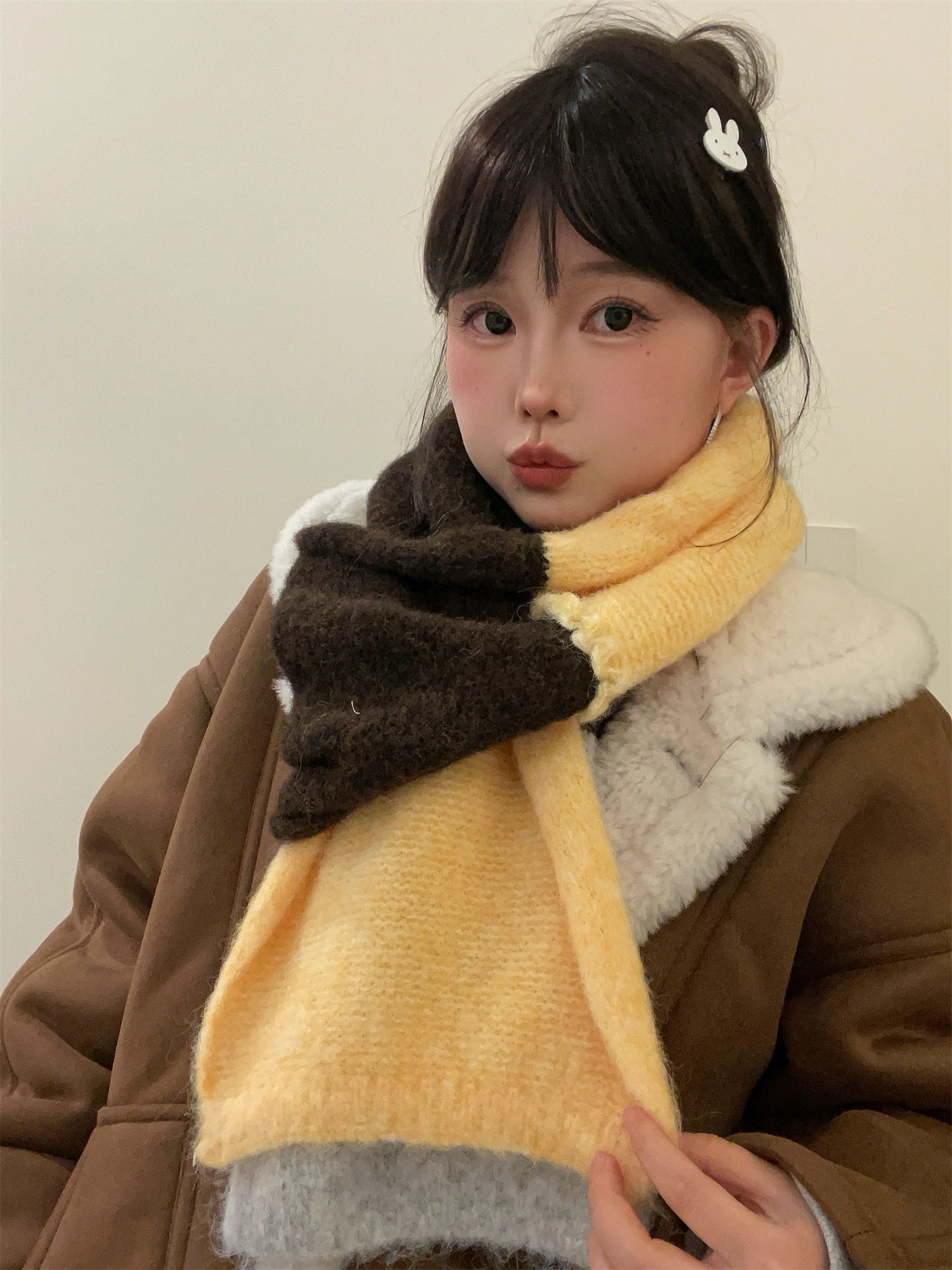 カラフルなドーパミンスカーフ両面タッセル女性のファッショナブルな冬の暖かさネックウォーマーショルダーショールコントラストカラーパッチワーク