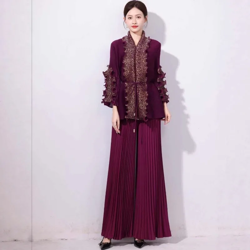 ชุดกางเกงพลีท Miyake รุ่นปี 2025 ไซส์พลัส ชุดสูทแฟชั่นใหม่ล่าสุด ตกแต่งขอบเสื้อสีทองแบบไม้  ทรงหลวม กางเกงขายาวทรงกว้าง ชุดเซ็ต 2 ชิ้น