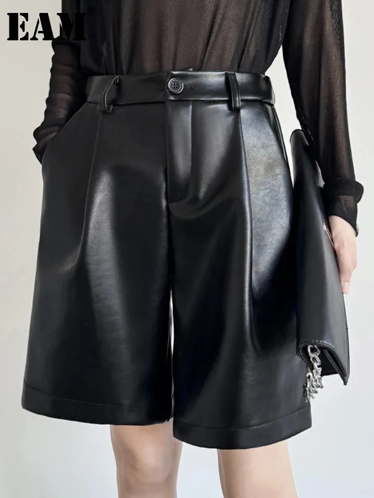 [EAM] Women Black Pu Leather Shaped Elegant Wide Leg Shorts New High Waist Trousers Fashion Tide Spring Summer 2024 1DH7655