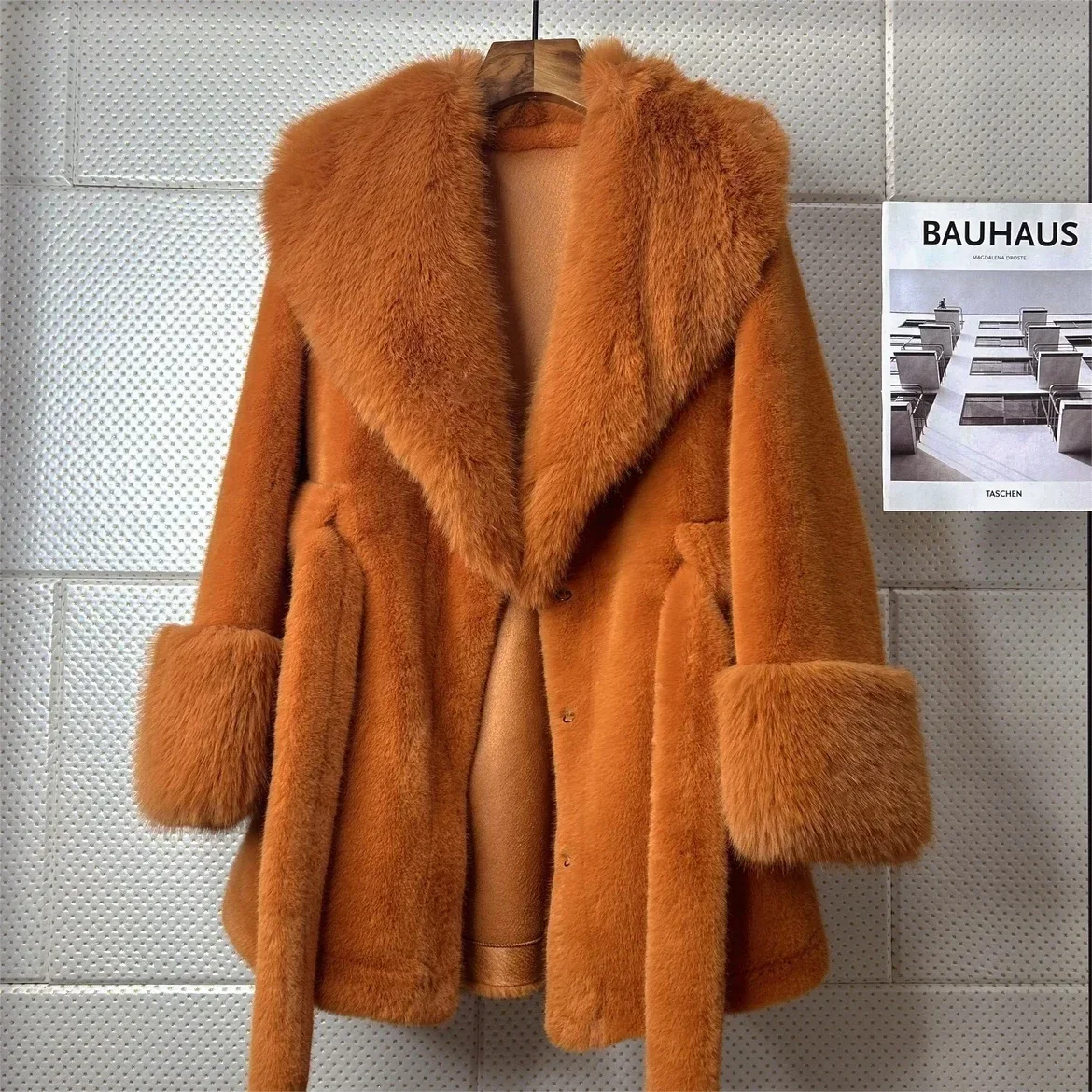 2023 inverno nuovo cappotto di pelliccia lungo in vita con lacci donna Slim-Fit Toka cappotti di peluche in pile addensato giacca di pelliccia di lusso di alta qualità Lady