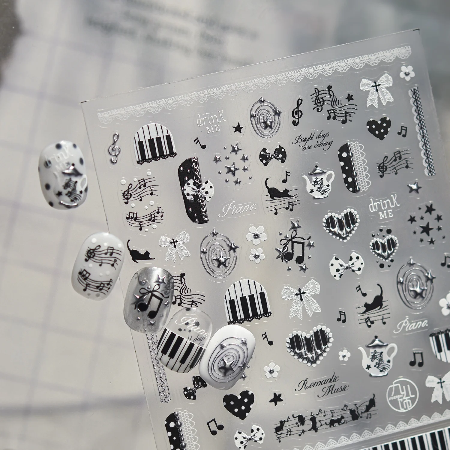 5D Schwarz-Weiß Klavier-Nagelaufkleber Retro Akademischer Stil Tastatur Musiknoten Herz Schleife Katze Spitzenrand Selbstklebende Nagelkunst-Aufkleber