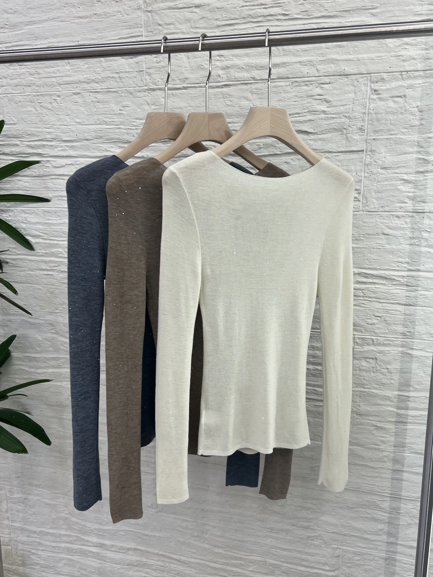 เสื้อถักไหมพรมผู้หญิง แขนยาว คอกลม ประดับลูกปัด ทรงเข้ารูป แฟชั่น ทันสมัย ใส่ได้หลายโอกาส สไตล์ลำลอง