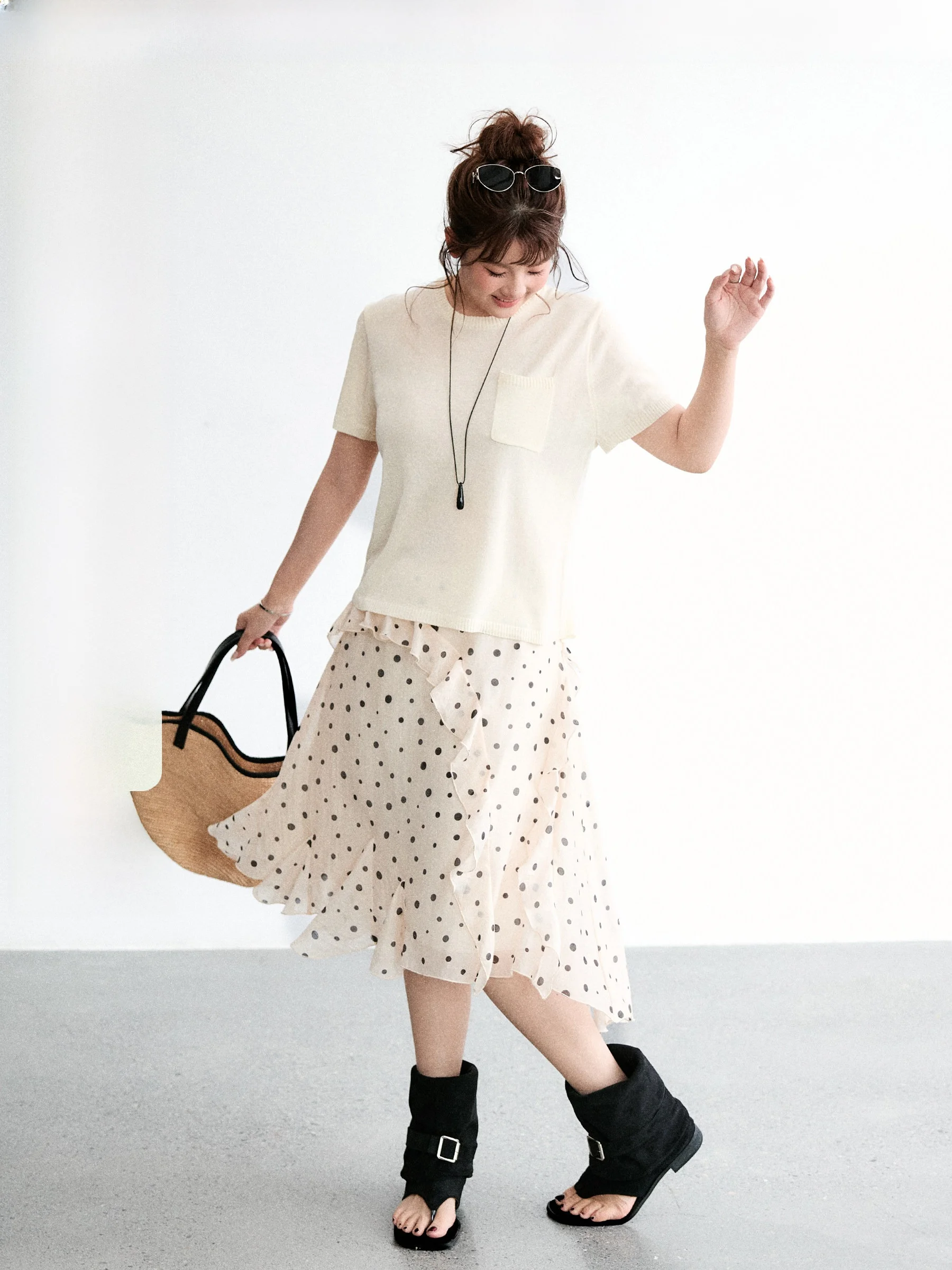 

Комплект из вязаной футболки и полуюбки JULULOOK Studio "Little Piece of Pear" больших размеров с круглым вырезом и разрезом сзади для полных женщин
