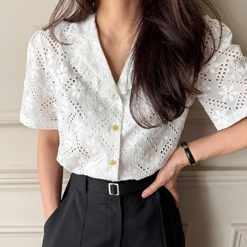 

Летняя кружевная рубашка с короткими рукавами и вышивкой на крючках, женские топы, корейские модные шикарные однобортные блузки с пряжкой
