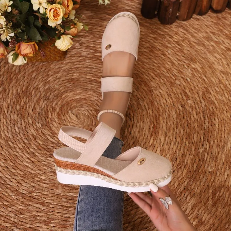Sandales d'été pour femmes à bout fermé, style vintage, décontractées, à talon compensé, 2026, nouvelles sandales tendance et respirantes pour femmes.