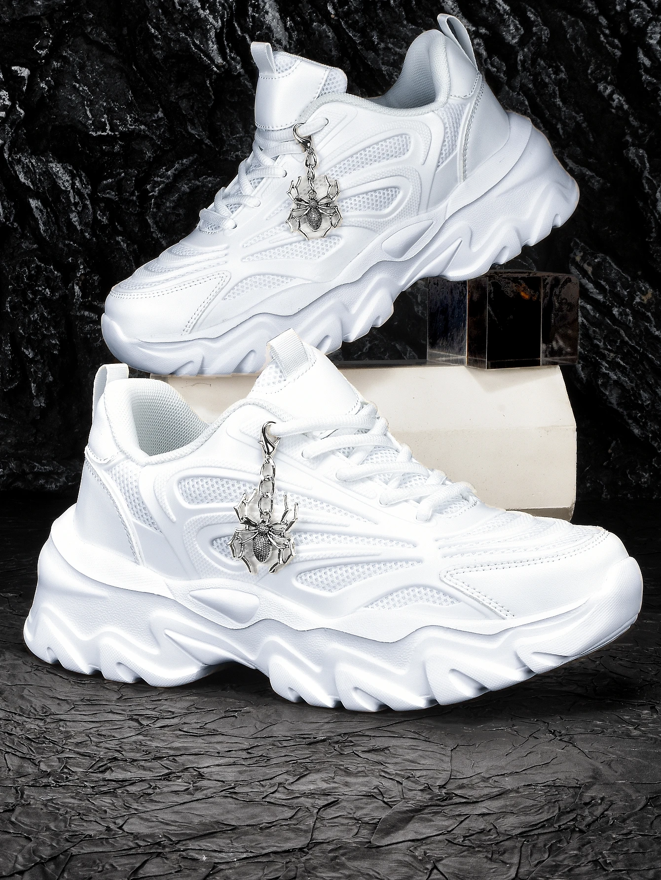 

Женские кроссовки на платформе 5 см, модный темный стиль с металлической цепочкой-пауком, дышащая сетчатая ткань с перфорацией, удобная мягкая нескользящая подошва из ЭВА, в стиле стрит-панк, уникальный и неповторимый дизайн, повседневная обувь для студен