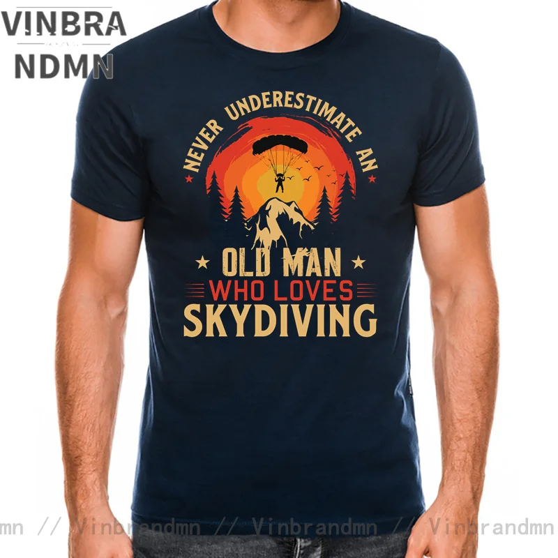 Vintage Retro Never Underestimate An Old Man Who Loves Skydiving T Shirt Men Man for Dad Birthday Gift Sky Diver Skydive T-shirt
