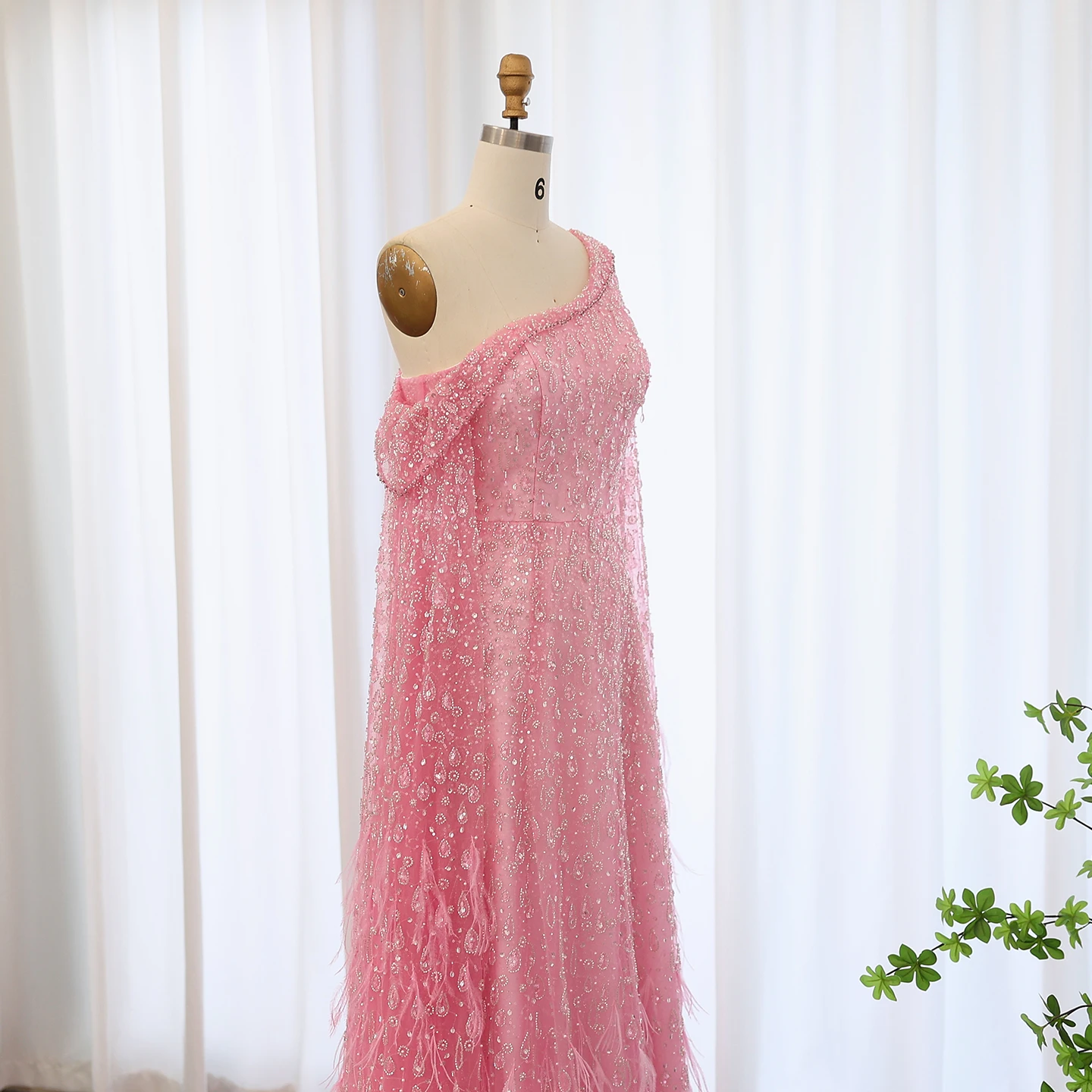 Sharon Said Luxuriöses Federkleid mit einer Schulter und Cape-Ärmeln in Roségold und Flieder für Hochzeitsfeiern, Modell SS438, Maßanfertigung – Detail 30