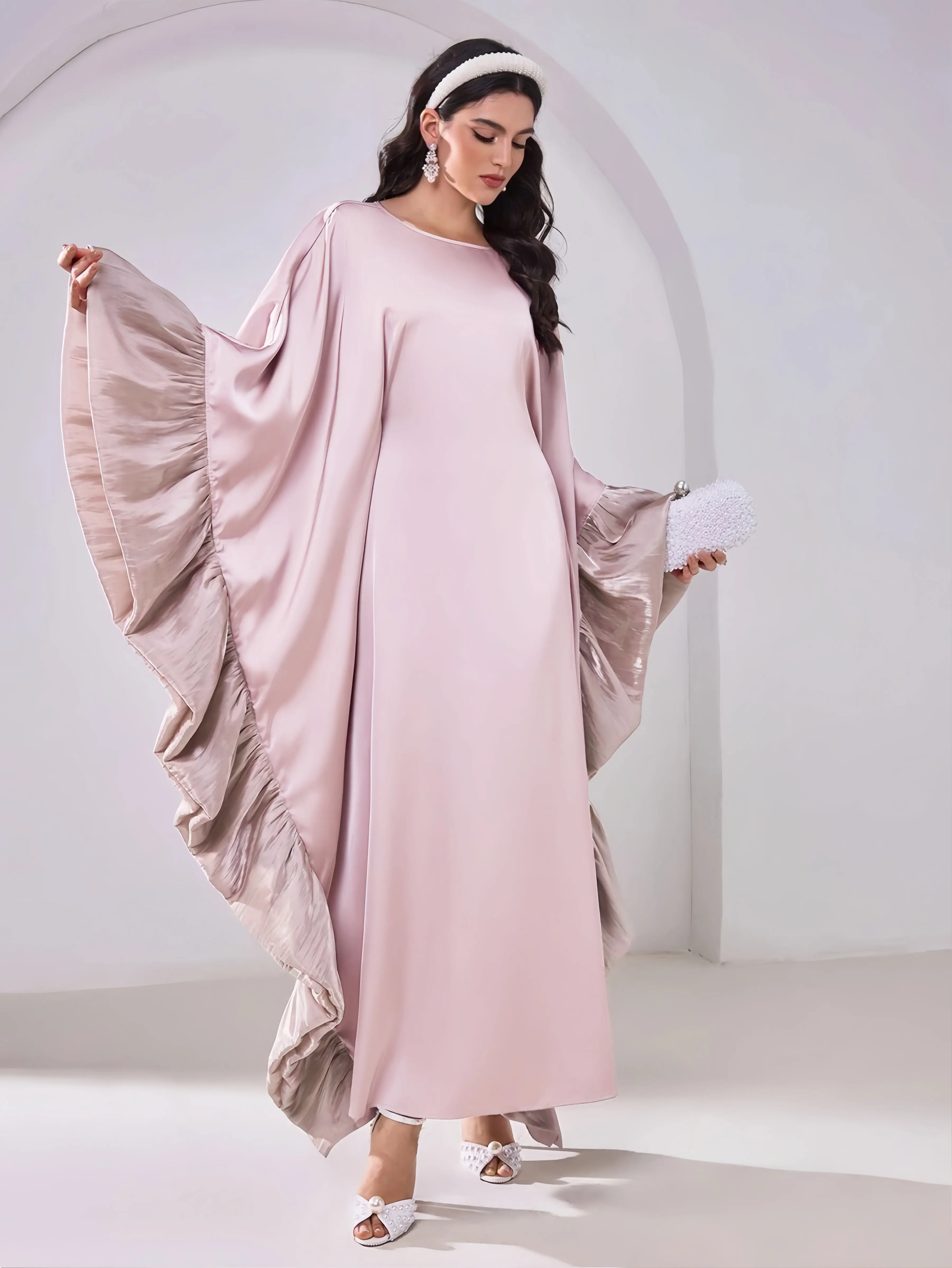 Dubai moslim dames roze satijnen abaya met gegolfde elegante lengte kledingstuk bescheidenheid en high fashion flair voor speciale gelegenheden